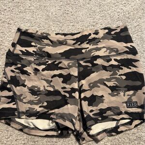 Fleo apex contour cream camo shorts